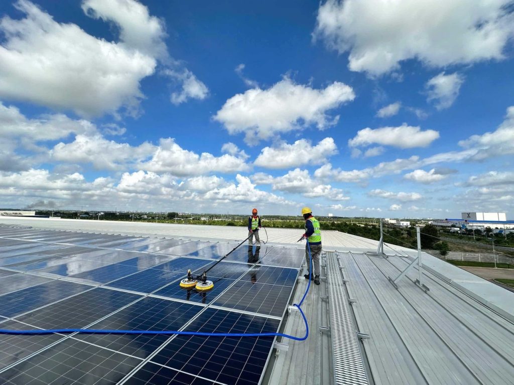 Vệ sinh tấm pin mặt trời